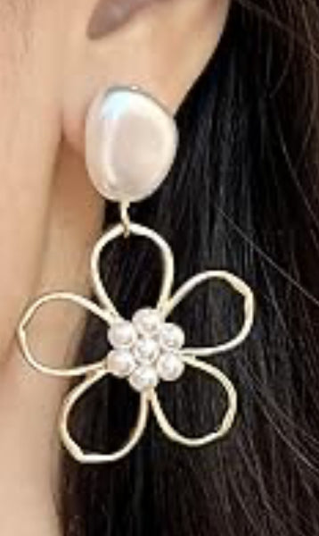 Pearl & Gold Daisy Earring