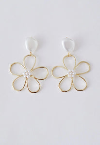 Pearl & Gold Daisy Earring